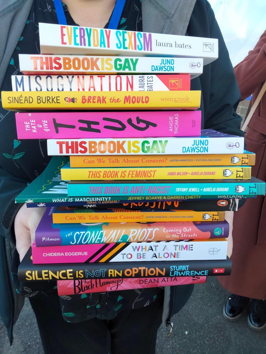_BooksForChange's tweet image. Second book drop to @BrockhillPark school. Books paid for by donations. 📚📚 📚📚

The staff and brilliant students welcomed us with open arms in the sunshine ☀️ 

#BooksForChange

Find out more ➡️ facebook.com/10460230795164…