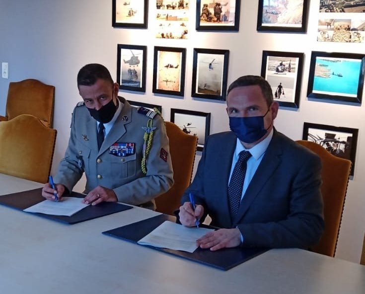 Création d'une classe de Défense. Le Commandant en second du 1er RHC de Phalsbourg Olivier Brazier et le  Proviseur Pascal Moureau signent la convention liant l'établissement au Régiment pour une relation privilégiée fondée sur les objectifs des classes défenses.... >