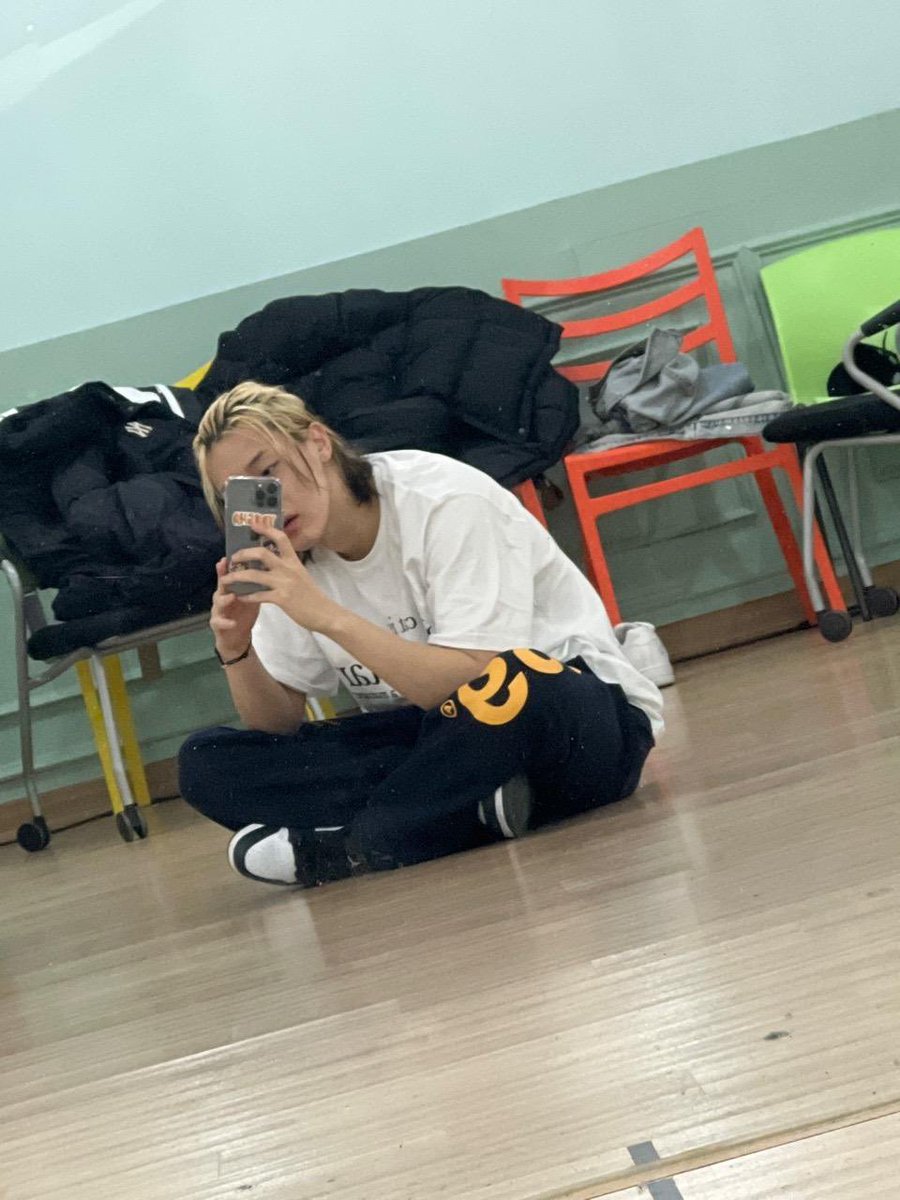 yongS2ha's tweet photo. 220121 🐉🪐

- practice room yoo yongha https://t.co/YkbCdHaO27