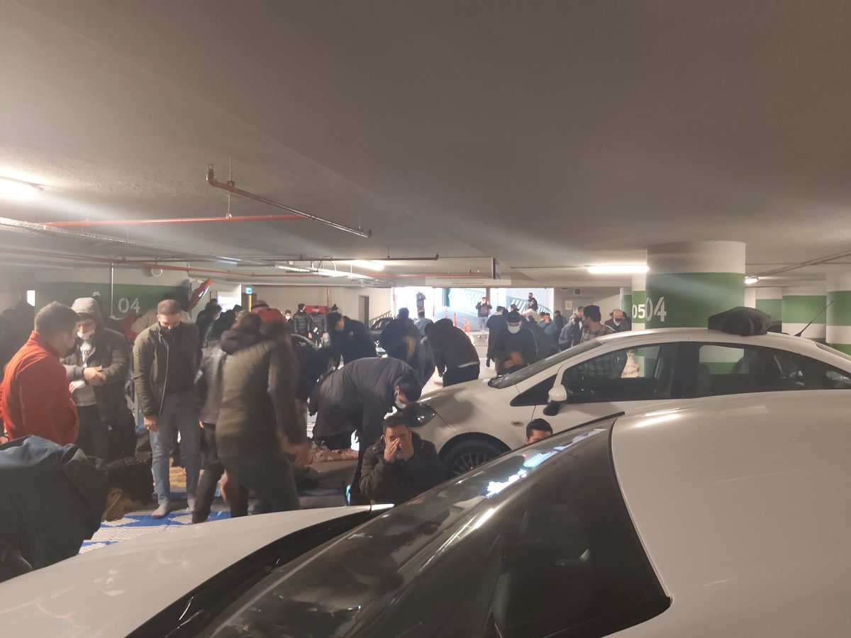 mimbavy's tweet photo. @AdemMetan Tabi şekile kurban edilen iç mekan yönetimini, sığmayıp otoparkta namaz kılan insanları düşününce daha da bi beğeniyor insan. Çok temel ve büyük hatalar var da görmüyoruz sanki. https://t.co/MiB83oVCHd
