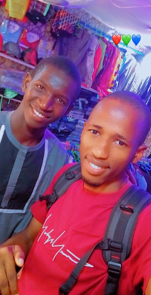HassaneDIALLO_2's tweet photo. Les conditions de vie ne sont pas ce qu'on aurait souhaitées mais on garde le sourire quand même 😊
#ISAV #FARANAH
#Etudiantspaysans https://t.co/bGP77n9qli