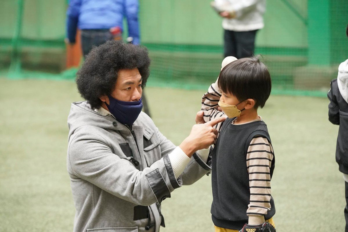 YEBJAPAN's tweet photo. #トータルテンボス藤田
「例えば父親と子どもでキャッチボールをする時に、体をひねらずに腕だけで投げる親が増えています。野球を始めたての子どもは親を見て学ぶので、しっかりと正しいフォームで投げて捕ってあげないと間違った覚え方をしてしまう。」 https://t.co/w4nn5TD1EM