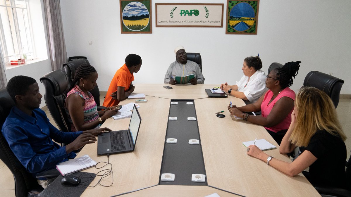 pafo_africa's tweet photo. Le nouveau président de la @pafo_africa @PalebeleK  en réunion avec l'équipe su Secrétariat de la #PAFO au siège de l'organisation à #Kigali 
#work #newpresident 
#farmers_feed_africa #farmers_feed_the_world https://t.co/67BlCkEdFu