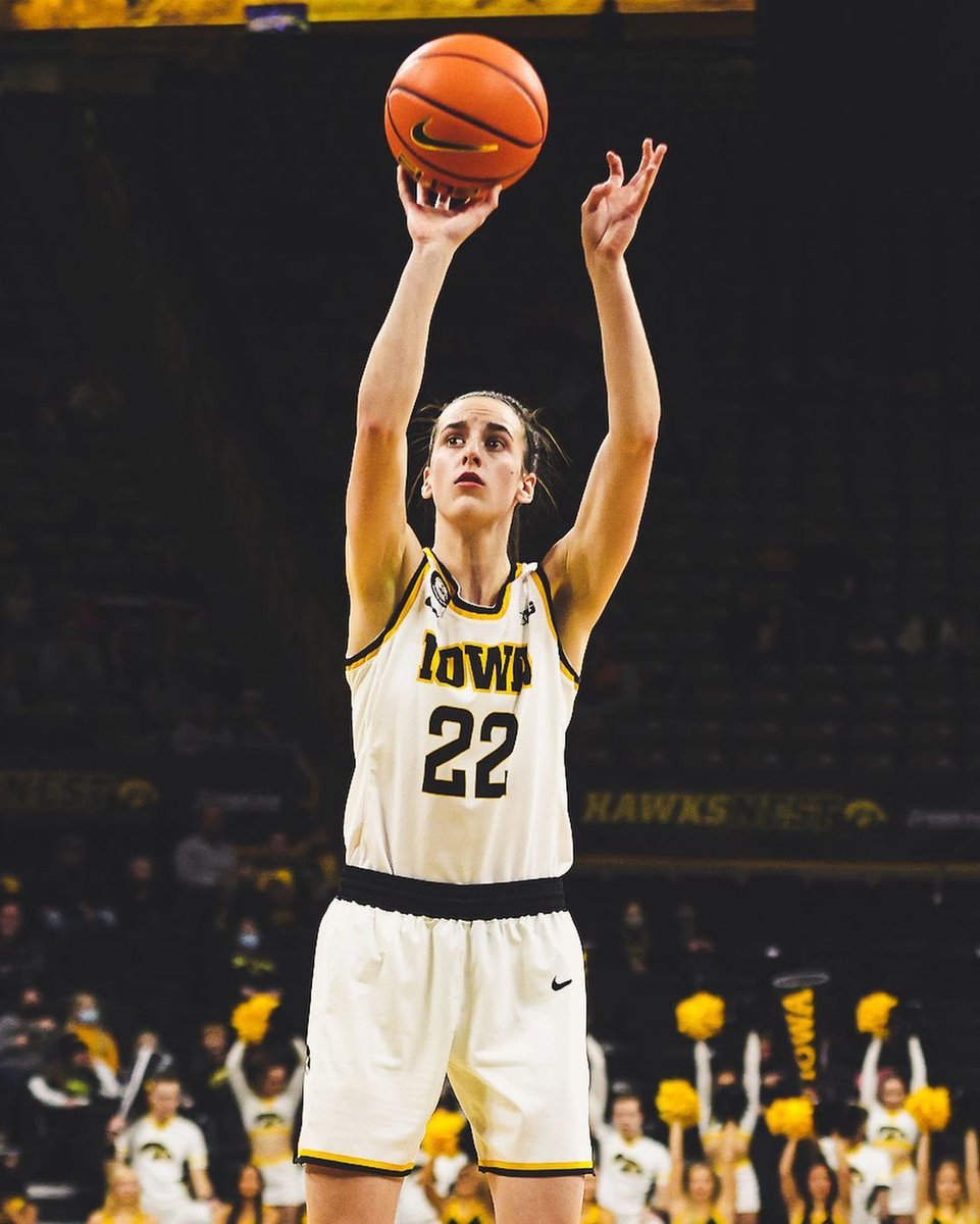 WomensHoops_USA's tweet photo. Caitlin Clark’s numbers are video game like. She’s scored 20+ points in 39 of her 45 games. She’s had 5+ assists in 36 games &amp; 5+ rebounds in 31 games. She had 5 straight 30+ point games last year. She has 5 triple doubles. It’s insane what she can do on a court. 😳 #NCAAW https://t.co/FET4hubKi7