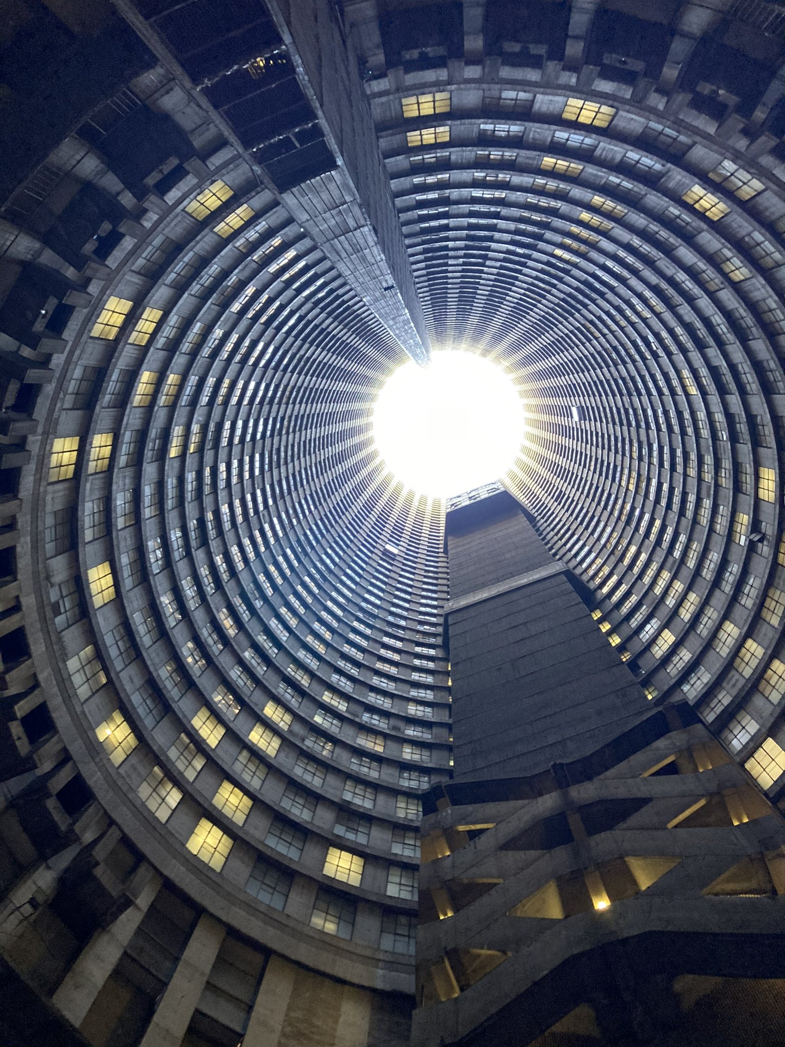 まさ 南アフリカでマーケティング 入ったら生存できる時間は15秒 世界の犯罪首都と呼ばれるヨハネスブルグにある ポンテタワーはこんな風に呼ばれています アパルトヘイト後はそうでしたが いまはツアーも開催されています 中から観るポンテは