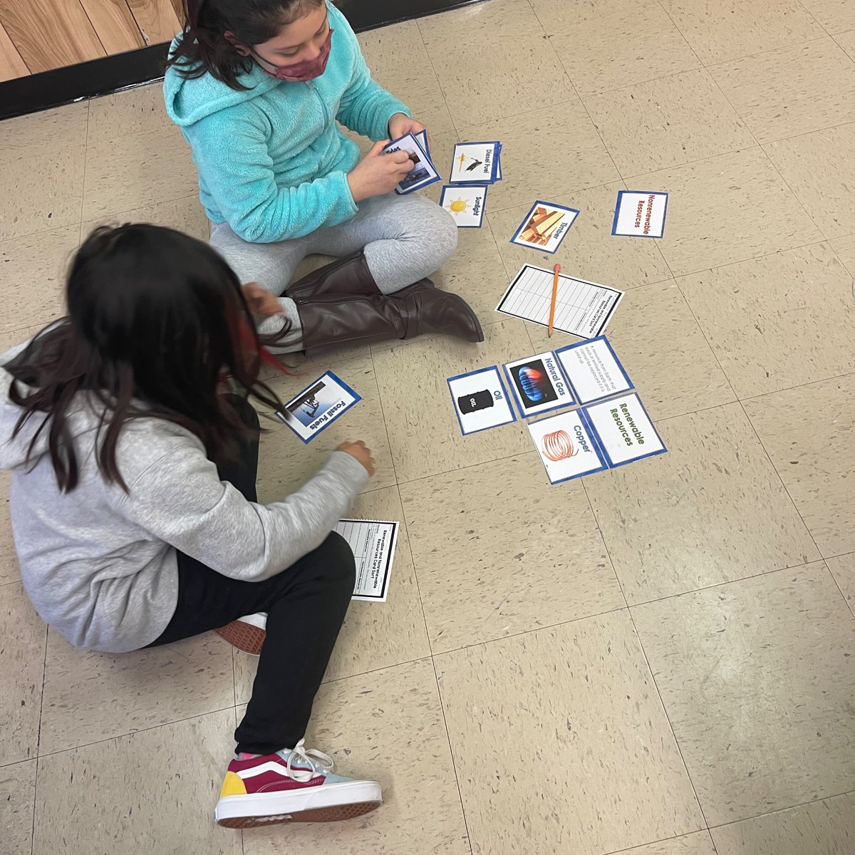 GallowCintel's tweet image. We are listening to our favorite tunes while we talk and sort out what we have learned about natural resources. ❤️#sortingfun #Science @HISD_ElemSci @CorneliusElem @HouTxTeacher