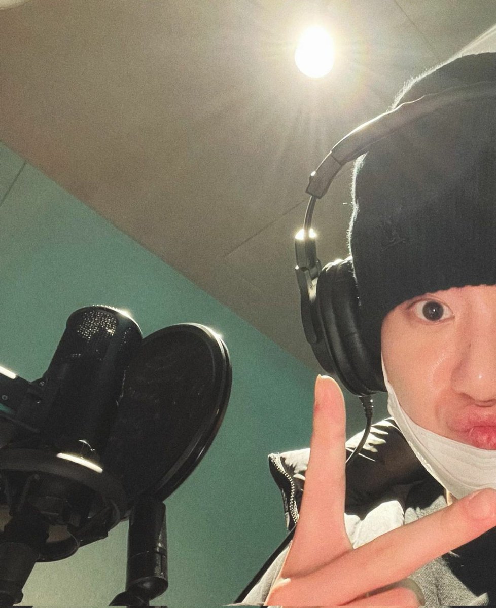 leon_romanita's tweet photo. 오늘 그는 음악 🎶 연주 🙇♂️#JUNGKOOK #BTSOF https://t.co/rQd1BnXKO8