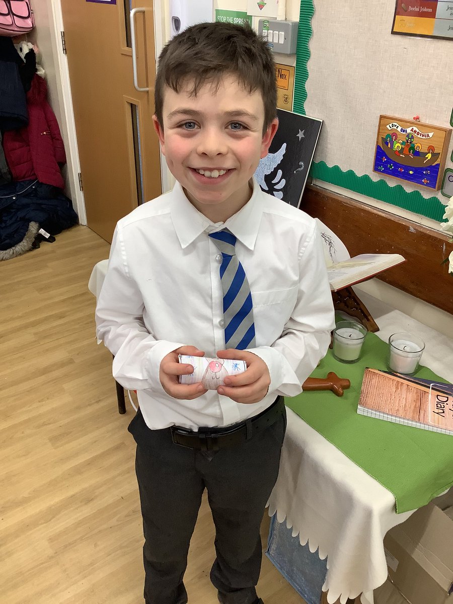 SJTW_Irlam's tweet image. Year 3 have been experimenting with nets this afternoon in preparation for making their own gift boxes. They did brilliantly, I’m very proud! #workingsohard #SJTWYear3 #DandT