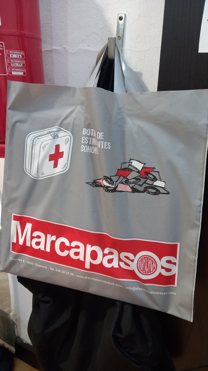 RaquelDuranParr's tweet photo. @Marcapasos_GR @IndeGranada @LosPlanetasGr @el_ejercitorojo @MaracasCasa @musicazul ¿Qué irá dentro de la bolsa? https://t.co/WMheIWOX02