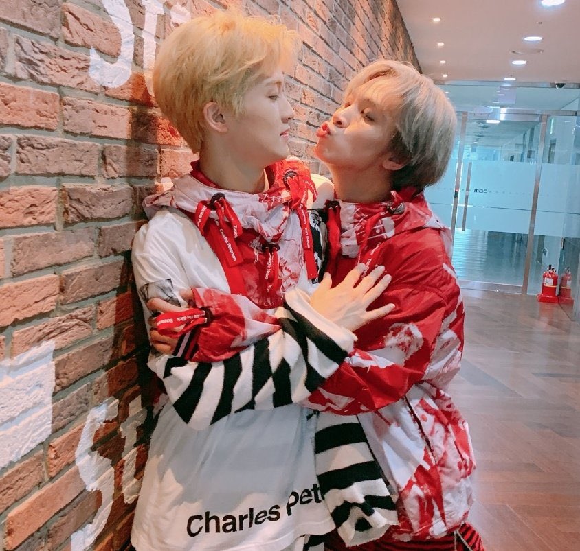 ppu_md's tweet photo. 하.. 맠동 장난으로 뽀뽀하다가 한번쯤은 닿았을거같은데 https://t.co/DNajbhcUXI