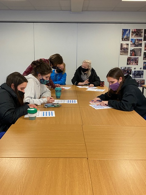 Wow!👏Linguistica club members were so quick to pick up two new alphabets in our Introduction to Hebrew and Arabic session this week! Which new language would you like to try this year? @French_WHS @German_WHS @Mandarin_WHS @WimbledonHigh #MFL #newyearnewskills