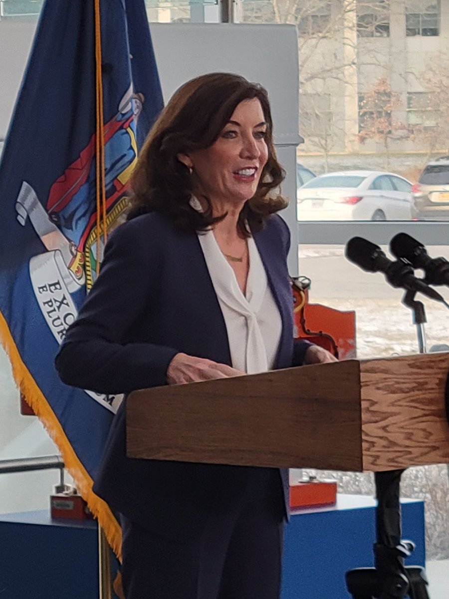 kmcwalsh's tweet photo. NY Governor Hochul delivers update on COVID stats and research to combat the virus @BrookhavenLab . https://t.co/mDAszpKvvD