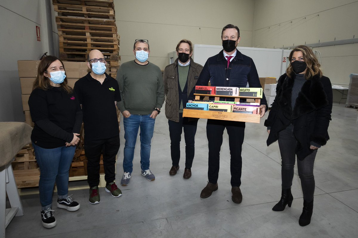 cantabriaes's tweet photo. ✅ @GuillermOngayo cree que el futuro del #mediorural pasa por la producción de alimentos de calidad y personalidad diferenciada

👉🏻 El consejero visita la empresa #Monper, especializada en la elaboración de chocolates artesanos 🍫

ℹ️➡️ https://t.co/N2m3zjz05y https://t.co/9qO350RXtj