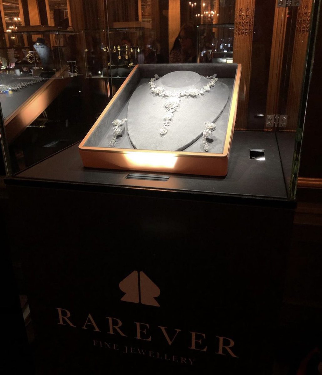 VisonaryDisplay's tweet photo. 💥 Have a show stopping piece that you would like to showcase at your next event like @rareverofficial? 

💭 All of our showcases are lockable to keep your design safe and secure.

DM for more information.

#showcasehire #jewelleryshow #cabinet #jewellery #watches https://t.co/Skah4ik0dc