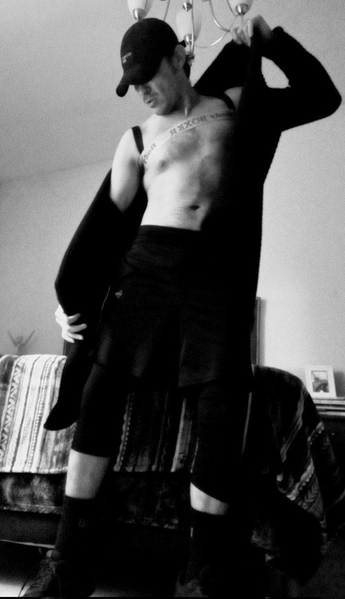 Morbomx3's tweet photo. It's Friday 🖤 https://t.co/J2EmHAfzD4