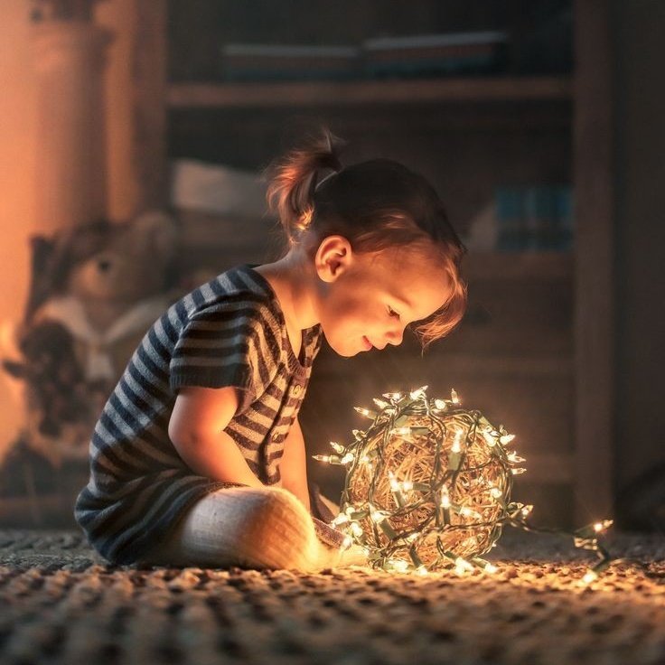 #يحدث أن يقوم أحدهم بإضاءة بقعة مظلمة في قلبك، كُنتَ قد نسيتَ تمامًا وجودها. ❤️
                            _جبران خليل جبران