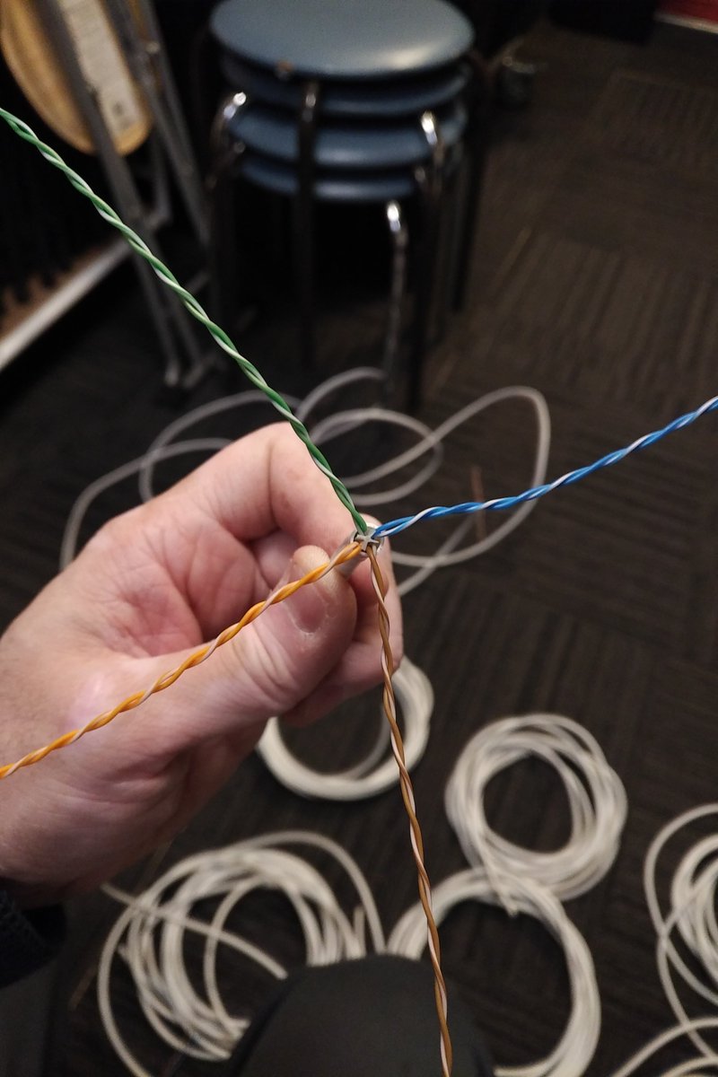 Amazon購入の50mほどのCat6のLANケーブル。速度が出ないとかリンクが切れるダメケーブルだったんだけど、捨てるよりは5mケーブルに仕立て直そうと切ってみたら、あらら？対角になる色の並びがおかしいナリ。
安い売り物は信用できないなあ。やはりケーブルは自分で作らねば(笑)