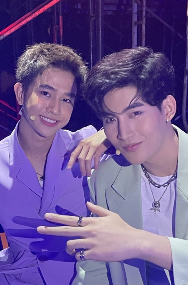 RamittaM's tweet photo. 🐻 : ก็ฉันไม่รู้ว่าเธอมีใครที่รออีกคนบ้างมั้ย แต่รู้เอาไว้เลยฉันมีแค่เพียงแต่เธอนี่ไง
🐣 : ไม่รู้ทุกครั้งเดินด้วยกันแล้วเธอจะอายเขามั้ย แต่รู้เอาไว้เลยฉันยืนข้างเธอนั้นโคตรมั่นใจ
#TeaserCloseFriend2 https://t.co/lRuwAPOtmx