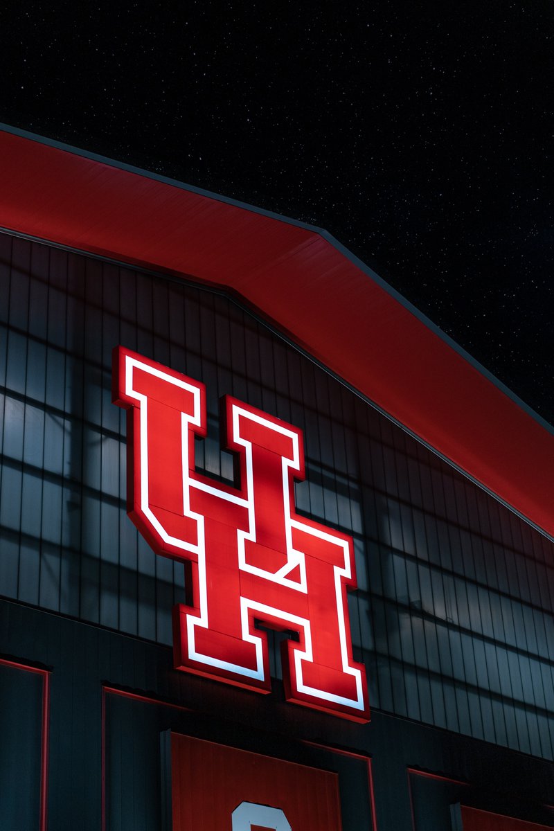 UHouston's tweet photo. "When we support our students, they reach for the stars and, because of their own grit and determination, often surpass our expectations and touch the moon." -@UHpres https://t.co/iecNaIaNob