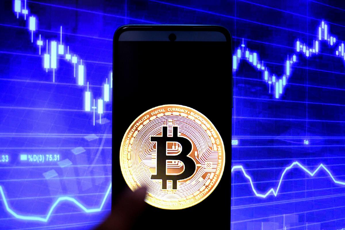 YahooFinance's tweet photo. Bitcoin rout 'not over yet' as selloff quickens, risk aversion hammers crypto, stocks https://t.co/t0xAy6vYLj by @DsHollers https://t.co/zIguJTGD3E