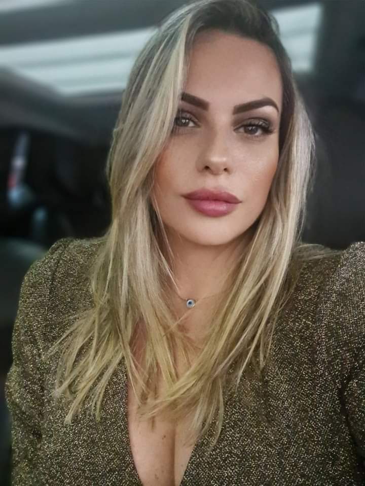 Hoje completo 47 anos de uma vida bem vivida. Minhas maiores conquistas foram minhas filhas; e mesmo completando quase MEIO SÉCULO de vida sinto que preciso continuar intensa!
Feliz Aniversário para mim!