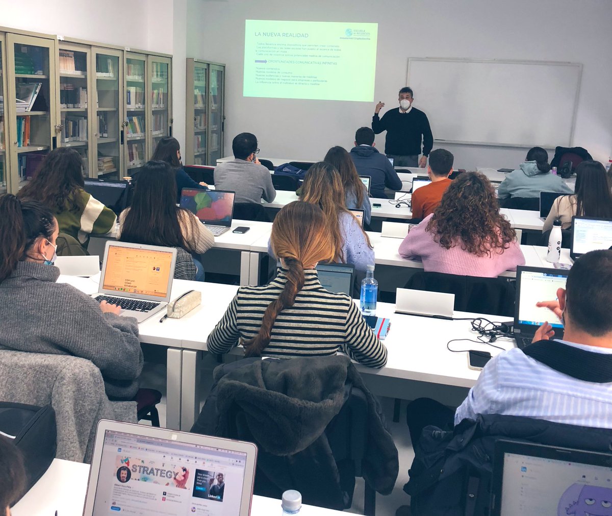 🚀 <a href="/AlbertVico/">Albert Vico Piña</a> en acción en el #MasterMKTDigitalSevilla de la <a href="/ENCamaraSevilla/">Escuela de Negocios</a> para hablar de Estrategia en #SocialMedia