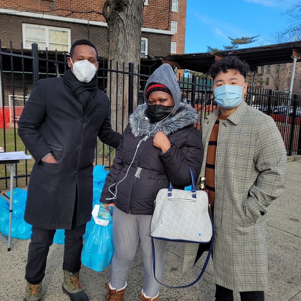 Fernandez4NY's tweet photo. #NatPack was out in the district providing Home Test Kits and KN95 Masks, as well as Food Bags courtesy of @NYCommonPantry to the community! https://t.co/ZmfC69q3nk