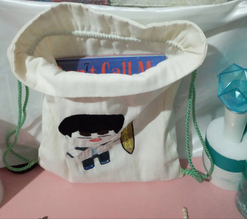 AerisuKim's tweet photo. 📢Hello Filowols , MVP's !!

Is anyone interested in an embroidered drawstring bag ?

*The fabric I used is a canvas so it is very thick
*If you don't have Onew doll, it's a good news coz I already embroidered Onharam on this bag so you can bring him anywhere! https://t.co/EAEiKscz5L