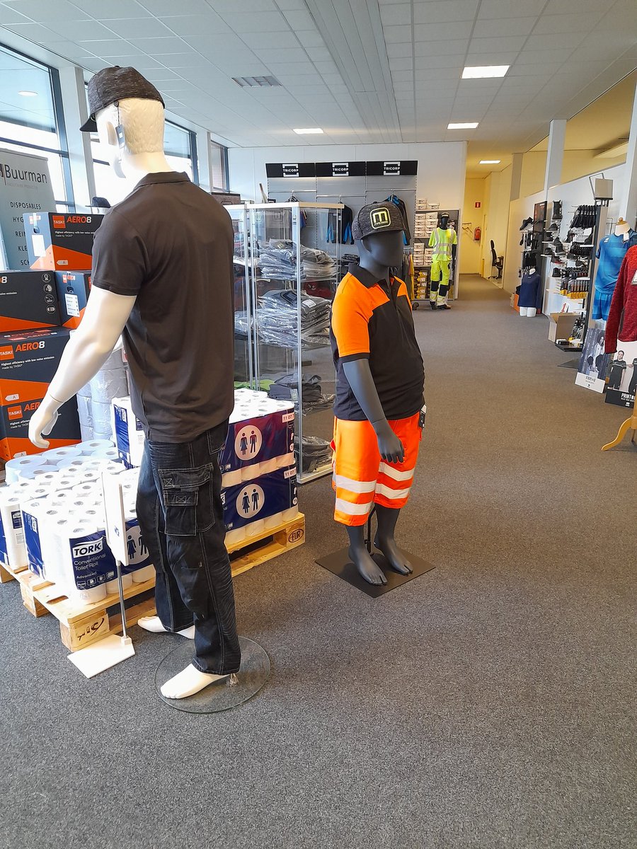 mlein84's tweet photo. Weer eens wat anders dan een standaard paspop! #paspop #werkkleding #buikje https://t.co/R9Pkj9N6l0