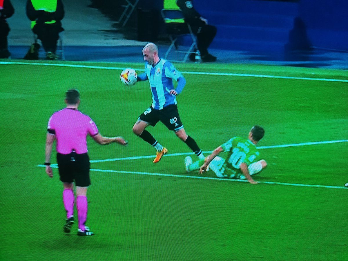 Pol_Garcia8's tweet photo. Uno era un disparo a portería, el otro una jugada sin ningún peligro ni voluntariedad. Adivinad cuál de los dos fué penalti. El criterio del VAR. #rcde #lacasadelfutbol https://t.co/kZQQ9hiiVg