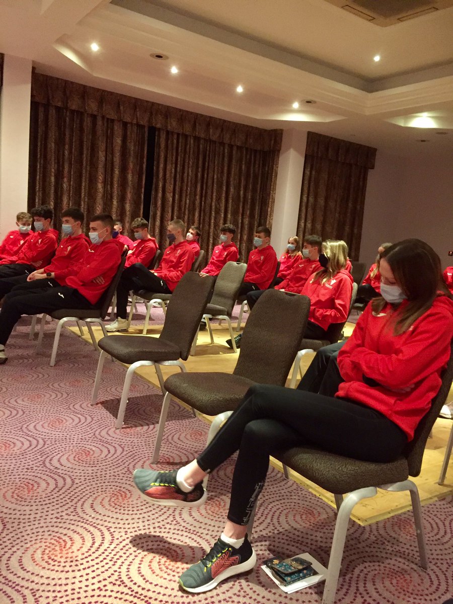 Arrived✔️dinner✔️team meeting✔️Captains speeches✔️ team photo✔️ @WelshAthletics team for Home Countries & Celtic International Cross country ready to roll tomorrow! Amdani 🏴󠁧󠁢󠁷󠁬󠁳󠁿