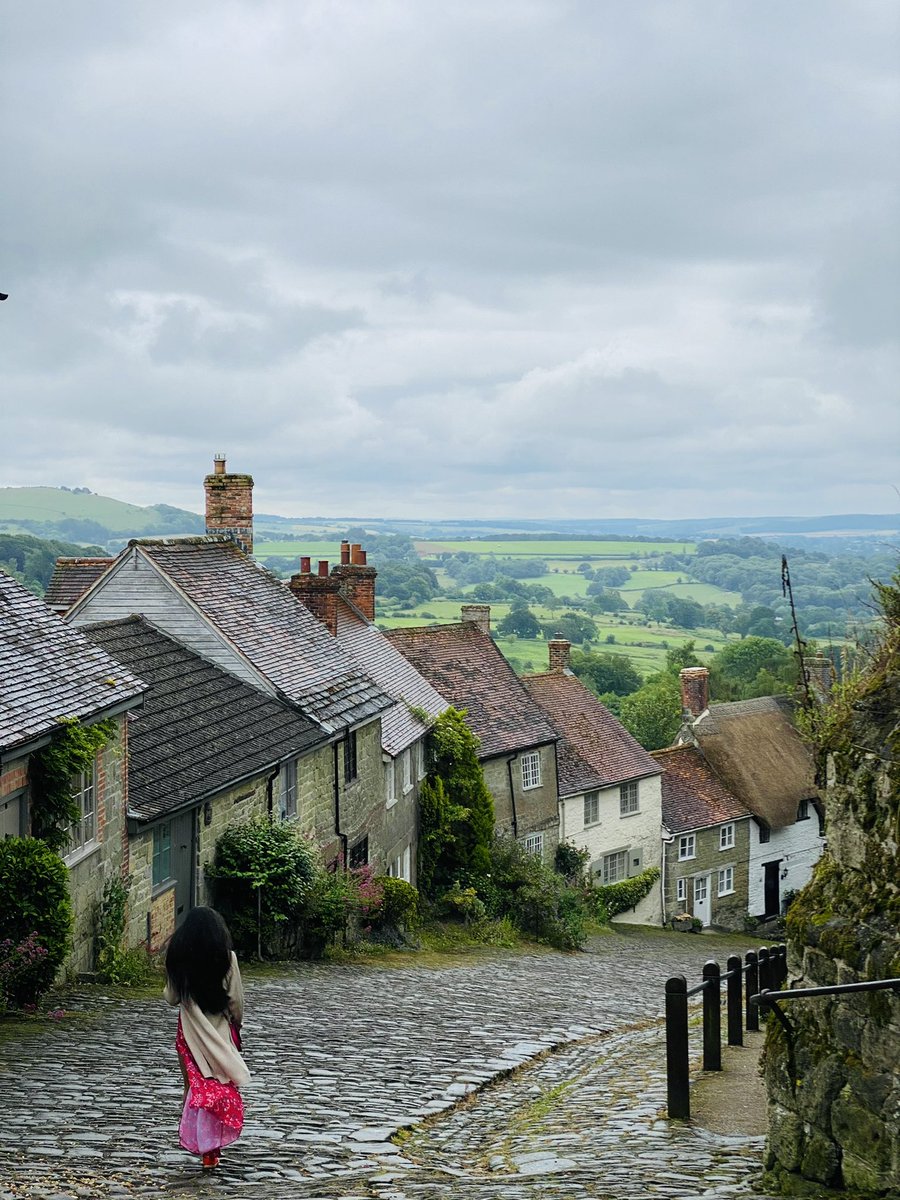 Happy Friday!🍀
Rolling back a few months ago I visited this charming town of Shaftesbury.
The view was absolutely amazing with many lovely cottages and cobbles overlooking the Dorset countryside 🏔🍃
#packandgo #mytinyatlas #photosofengland #visitengland #beautifuldestinations
