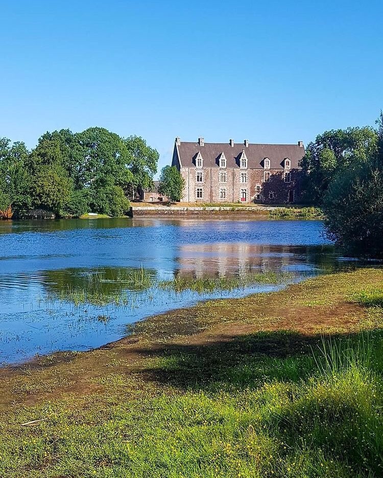 BreizhWeCan's tweet photo. Le cœur de la légende en #Brocéliande bat au château de Comper, au nord de la forêt de Paimpont. #concoret
Théâtre de nombreux combats, la forteresse est assiégée, détruite et reconstruite plusieurs fois dans l’histoire.
©️Morgan Lejeune https://t.co/LPu5ssqmCR