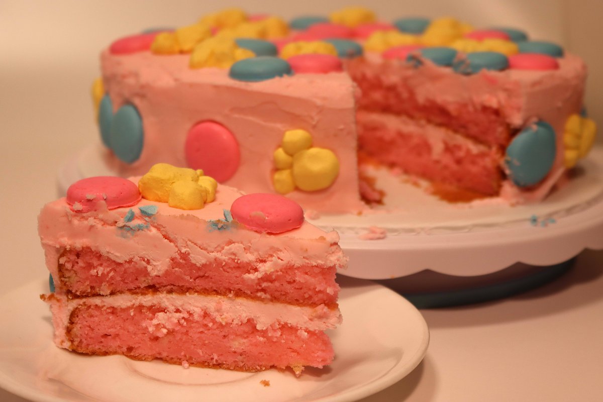 GrenadeSoda's tweet photo. Bubblegum birthday cake I made for @AssortedPopcorn https://t.co/MzapAOYFKd