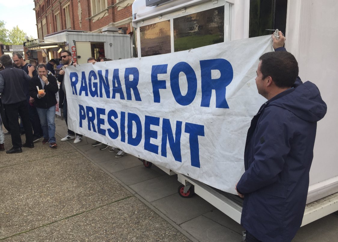 LSjoz's tweet photo. Tack för allt @sykurinn Gott vi fick hylla dig som President även när du spelade i Fulham 💙👊 #Ragnarforpresident #londonbaby #fulham #cravencottage #ifkgbg https://t.co/061hIeTE8X