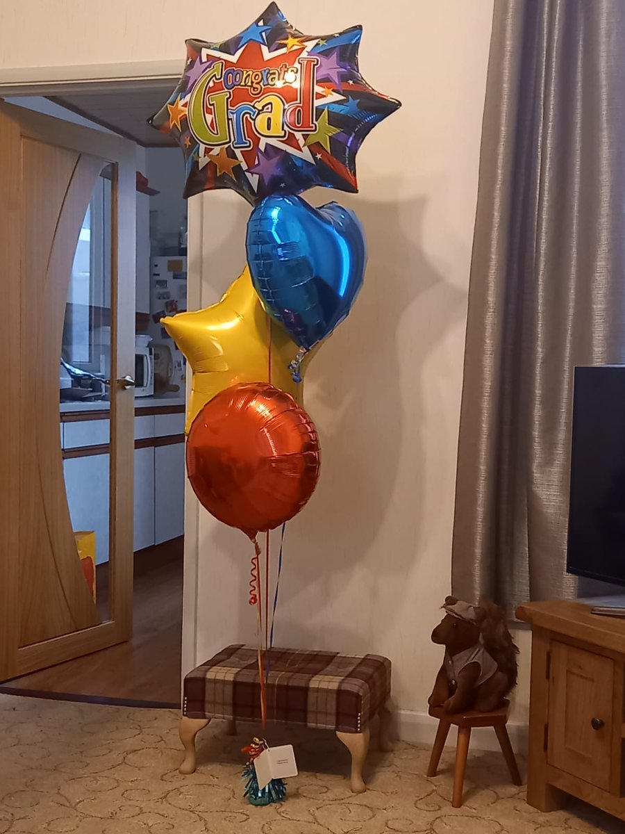 Zoe_Martin99's tweet photo. A little bit different to usual (summing up the last couple of #covid years) but had my virtual graduation ceremony today #uwsgrad #Virtualgraduation #BSc 🎓👩‍🎓😃 https://t.co/9fF15qaHPG