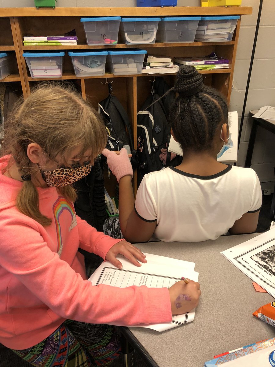 ms_enright's tweet image. Students have been enjoying working together on connecting their American Revolution knowledge with their I Survived books. #ISD4thgrade #3TEpride