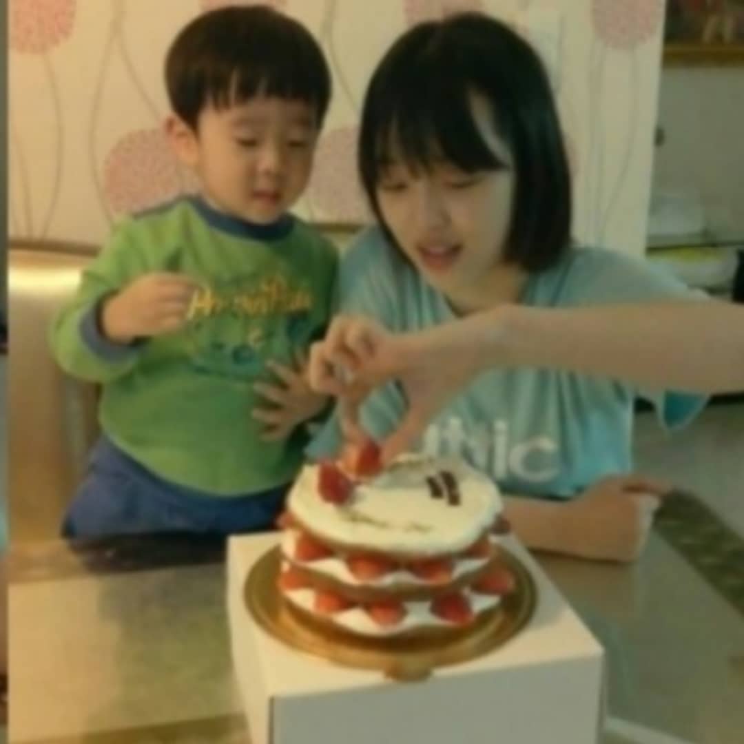 tinyjinri's tweet photo. ssul and her little brother 🥺🥺 https://t.co/4iiTWrynqF