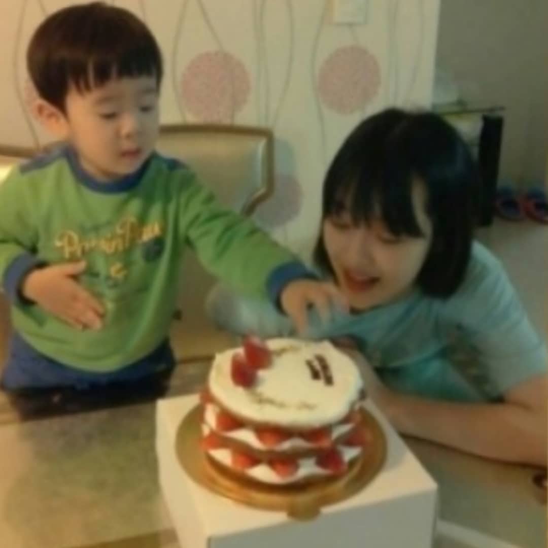 tinyjinri's tweet photo. ssul and her little brother 🥺🥺 https://t.co/4iiTWrynqF