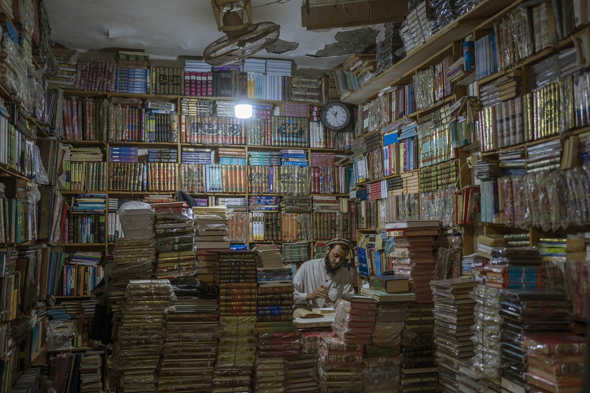CRCiencia's tweet photo. Una tiende de venta y reparación de libros en Herat, Afganistan (Petros Giannakouris, 2021) https://t.co/AoIjBg4T7S