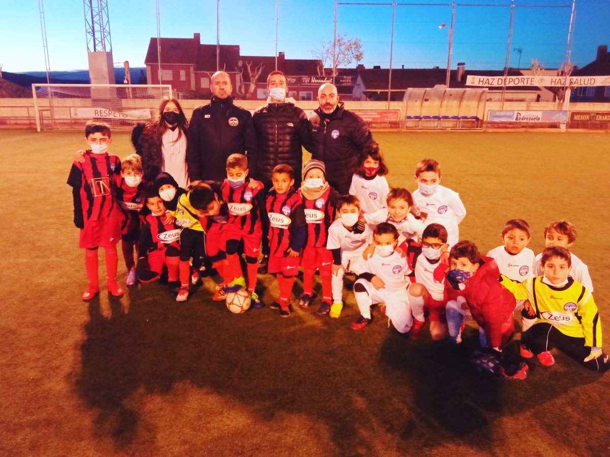 UDVVoficial's tweet photo. ¡¡ Que gran tarde de fútbol!! Los más pequeños, en nuestro mini derbi, donde lo que menos importó fue el resultado, y sí, el compañerismo entre los dos equipos y el juego limpio.... Gran ejemplo para todos los mayores ☺️☺️☺️ ⚽⚽⚽👶👶👶.

UNIÓN ⚽⚔️⚽!!! https://t.co/R9aHGZM4uE