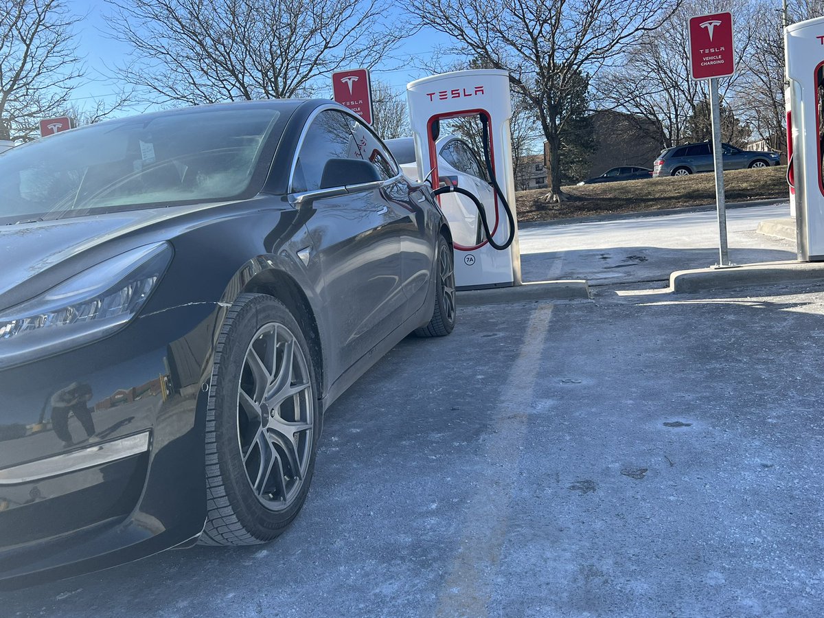 aftermarket_ev's tweet photo. Snapped 📸 some FC04 looking sweet at the Supercharger.
The wheels are definitely hotter 🔥 than the -15F weather 🥶 👇🏼
https://t.co/dUNTCBAMdU
#fastwheels #FC04 #tesla $tsla https://t.co/4XgEXd8nAn