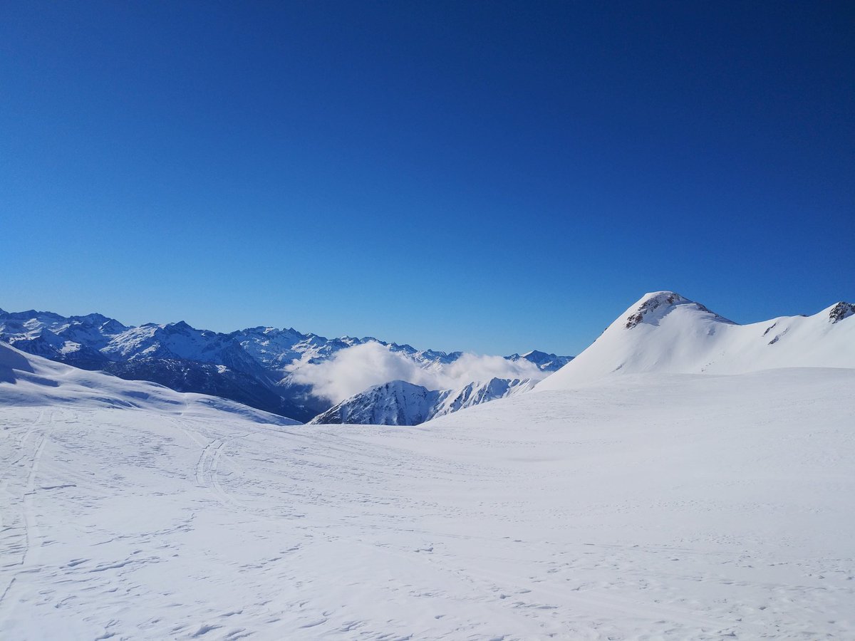 El Tuc de Parros (2.731 m), amplitud, neu i un dia radiant però amb vent i fred intensos 🌬🏔 <a href="/Meteo_Pyrenees/">Météo Pyrénées</a> <a href="/MeteoPiri/">MeteoPirineus</a> <a href="/alexmegapc/">Àlex Van der Laan</a> <a href="/P4Estacions/">Projecte 4 Estacions</a> <a href="/Vakapiupiu/">Niel Delmar</a> <a href="/lugaresdenieve/">Lugares de Nieve</a> <a href="/esquidemuntanya/">Esquí de Muntanya</a>