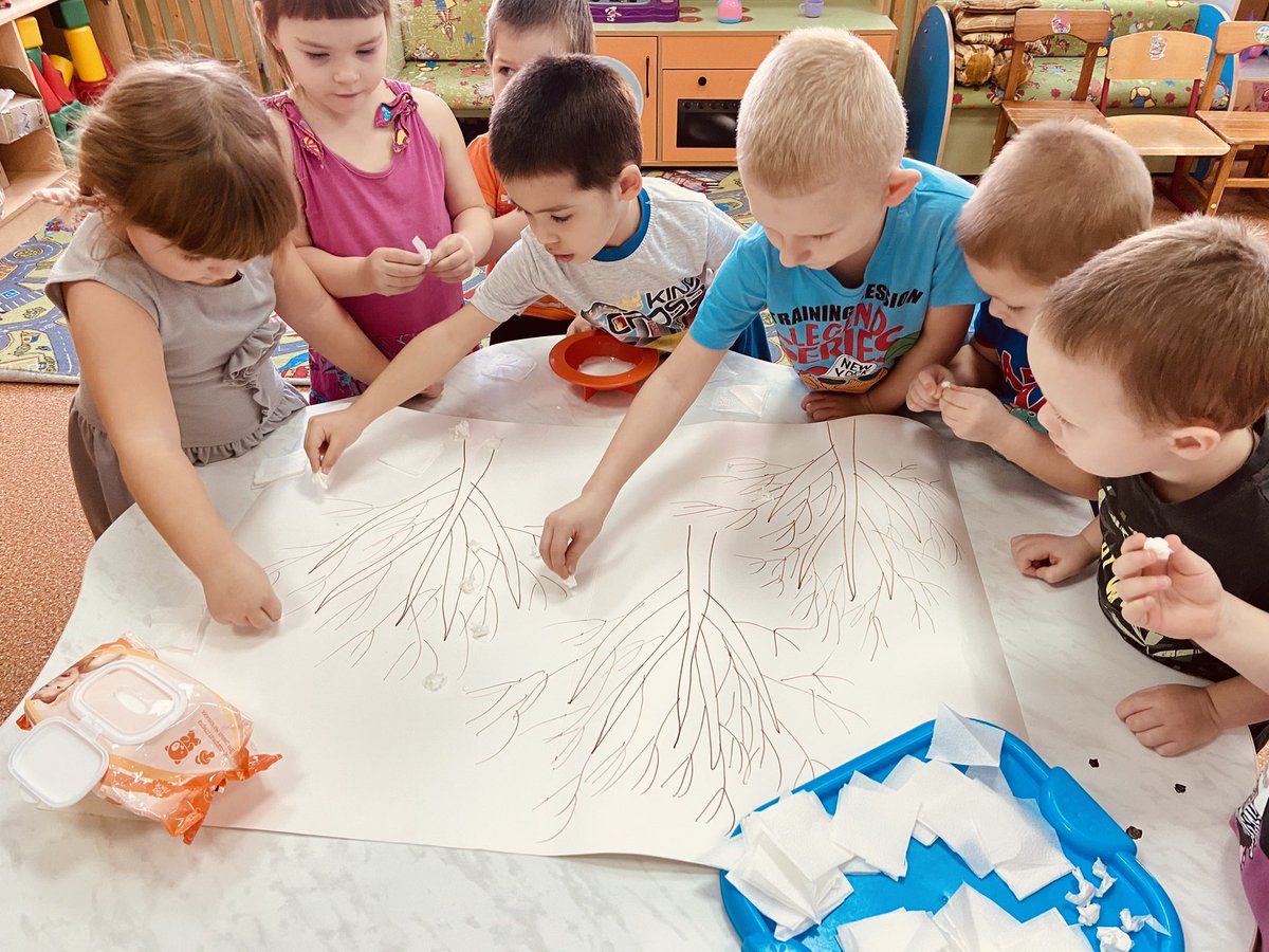 Дети делают коллективную аппликацию