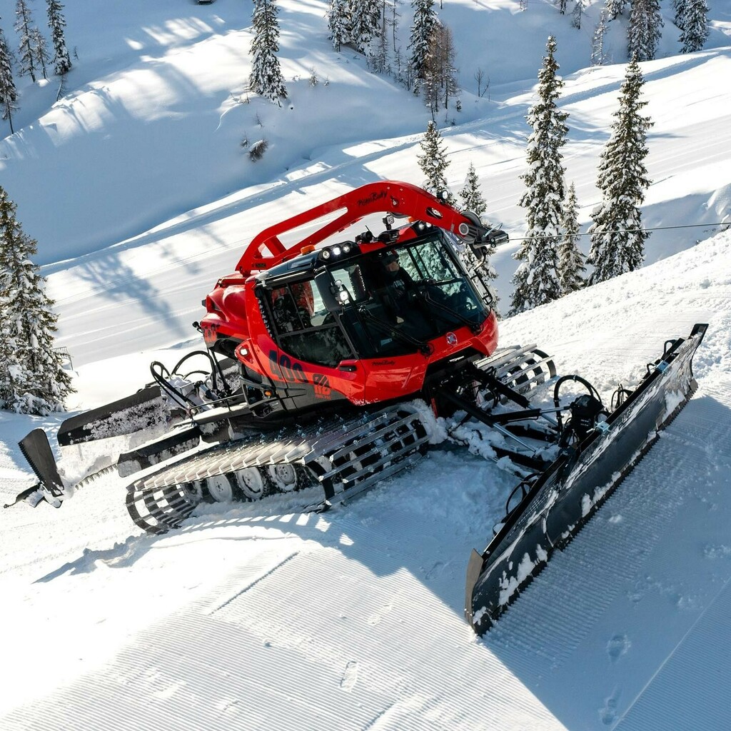 FIREINRED's tweet photo. We have all waited long enough for the release of the new 400.  It’s finally alive and making its way to the slopes near you!  It’s a game changer folks, super stoked!
📸 - @pistenbullyworld 
•
•
•
#pistenbully #pistenbullyworld #pistenbullyusa #snowc… https://t.co/nthFPHBHK5 https://t.co/aP6WHVlLAG