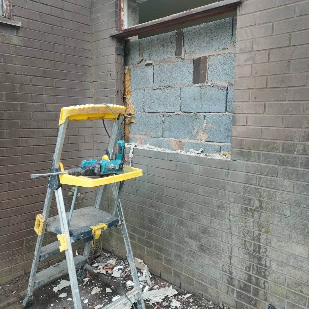 tarbockvilhall's tweet photo. Thanks so much to local neighbours and volunteers for fitting the swanky new window 😍 https://t.co/EMXnu1FYGj