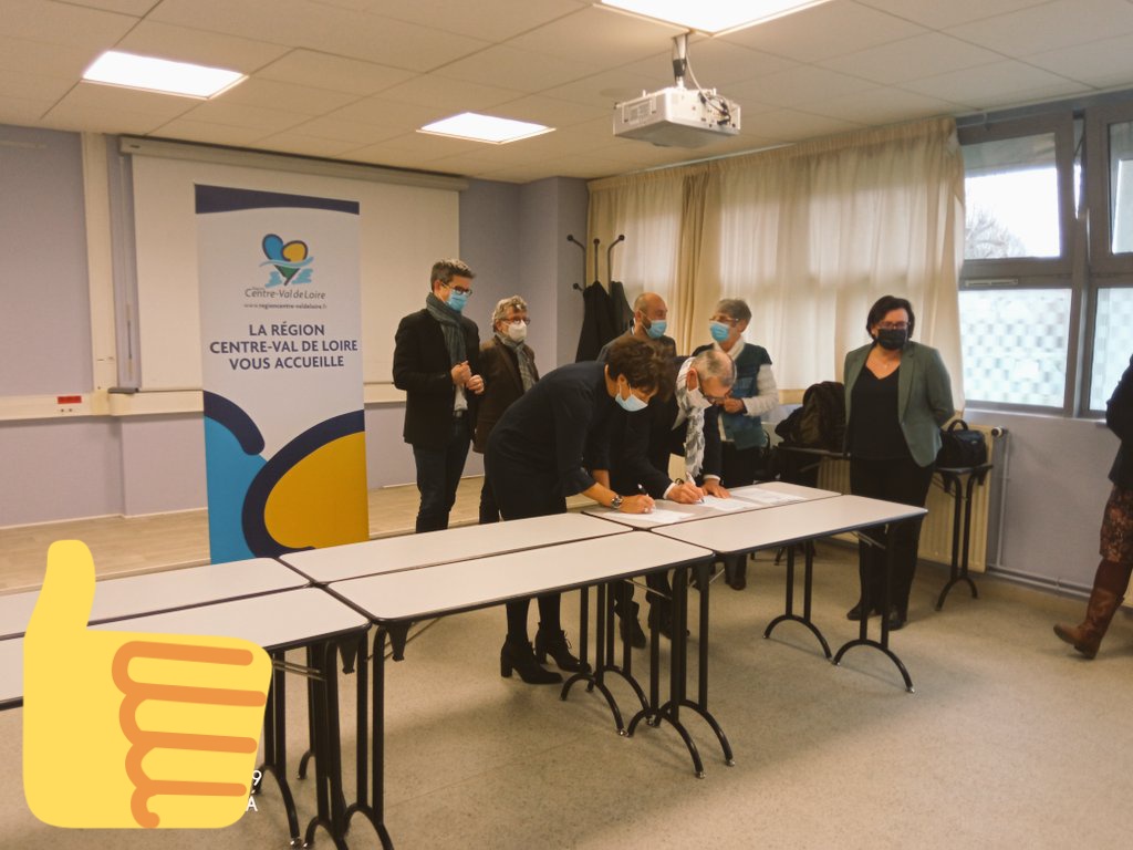 #AvecPoleEmploi CHINON et ses partenaires qui se sont #TousMobilisés 
✒️ ce jour à Chinon du DEFI Aide Soignant financé par <a href="/RCValdeLoire/">Région Centre-Val de Loire</a>
➡️Ce sont 18 futurs aides-soignants qui seront recrutés sur le Chinonais👏 @poleemploi_RCVL <a href="/s_ducrocq/">ducrocq</a>  <a href="/Greta_VDL/">Greta Val de Loire</a> @viaformation <a href="/CroixRouge/">Croix-Rouge fr</a>