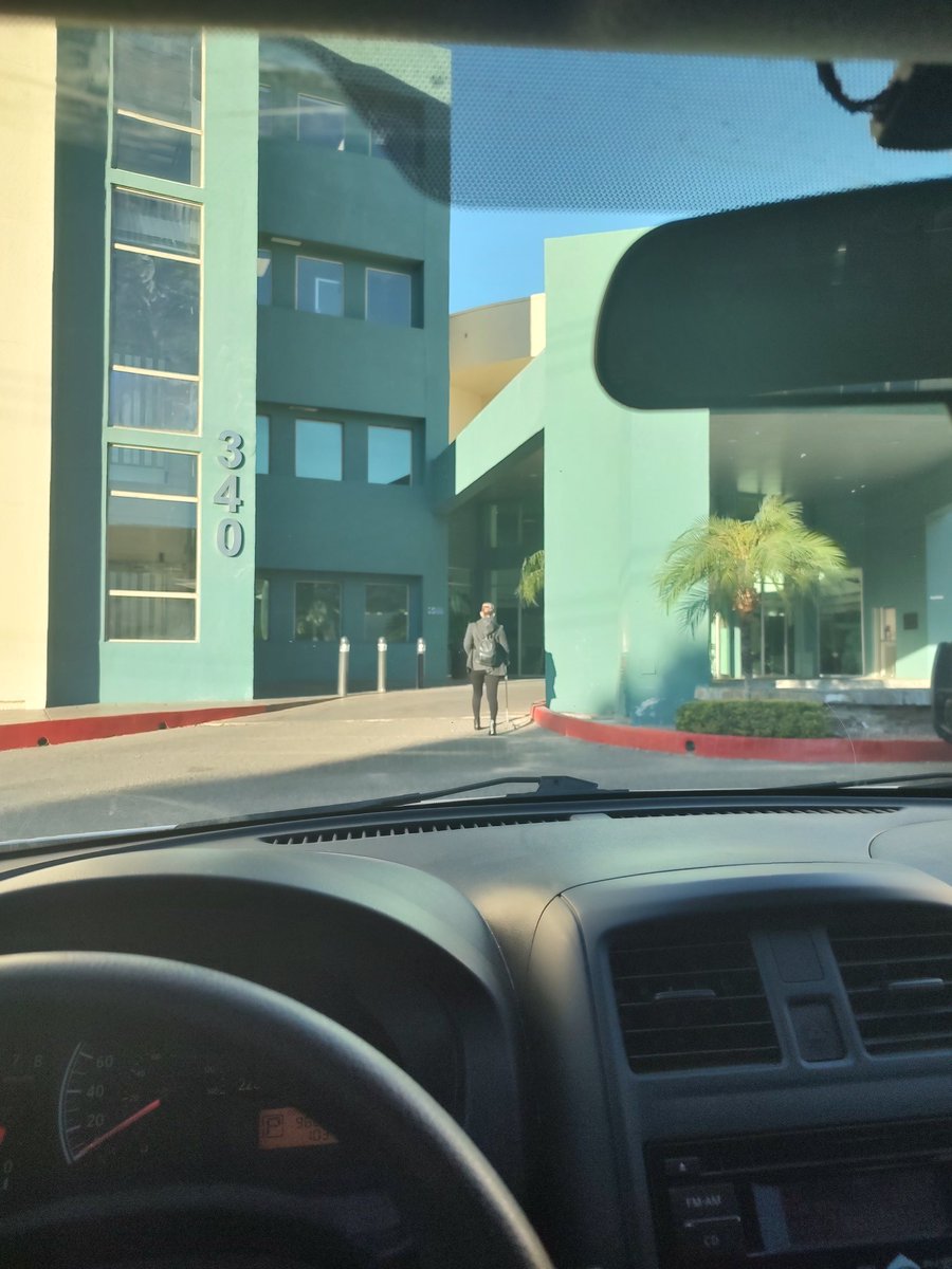 JorgBlumen's tweet photo. Esta señora llegó al @hsjhermosillo se estacionó en #Minusvalidos se bajó del carro caminando bien con Bordón, y caminando y el Bordón en el aire sin afianzar al suelo. 
Y Mi madre @La_Meche_ batalla por su columna NO LA CHINGUEN! 
@HermosilloGob
@OficialArvizu Respeten https://t.co/omOu69Fu8s