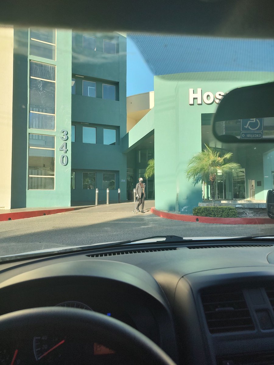 JorgBlumen's tweet photo. Esta señora llegó al @hsjhermosillo se estacionó en #Minusvalidos se bajó del carro caminando bien con Bordón, y caminando y el Bordón en el aire sin afianzar al suelo. 
Y Mi madre @La_Meche_ batalla por su columna NO LA CHINGUEN! 
@HermosilloGob
@OficialArvizu Respeten https://t.co/omOu69Fu8s
