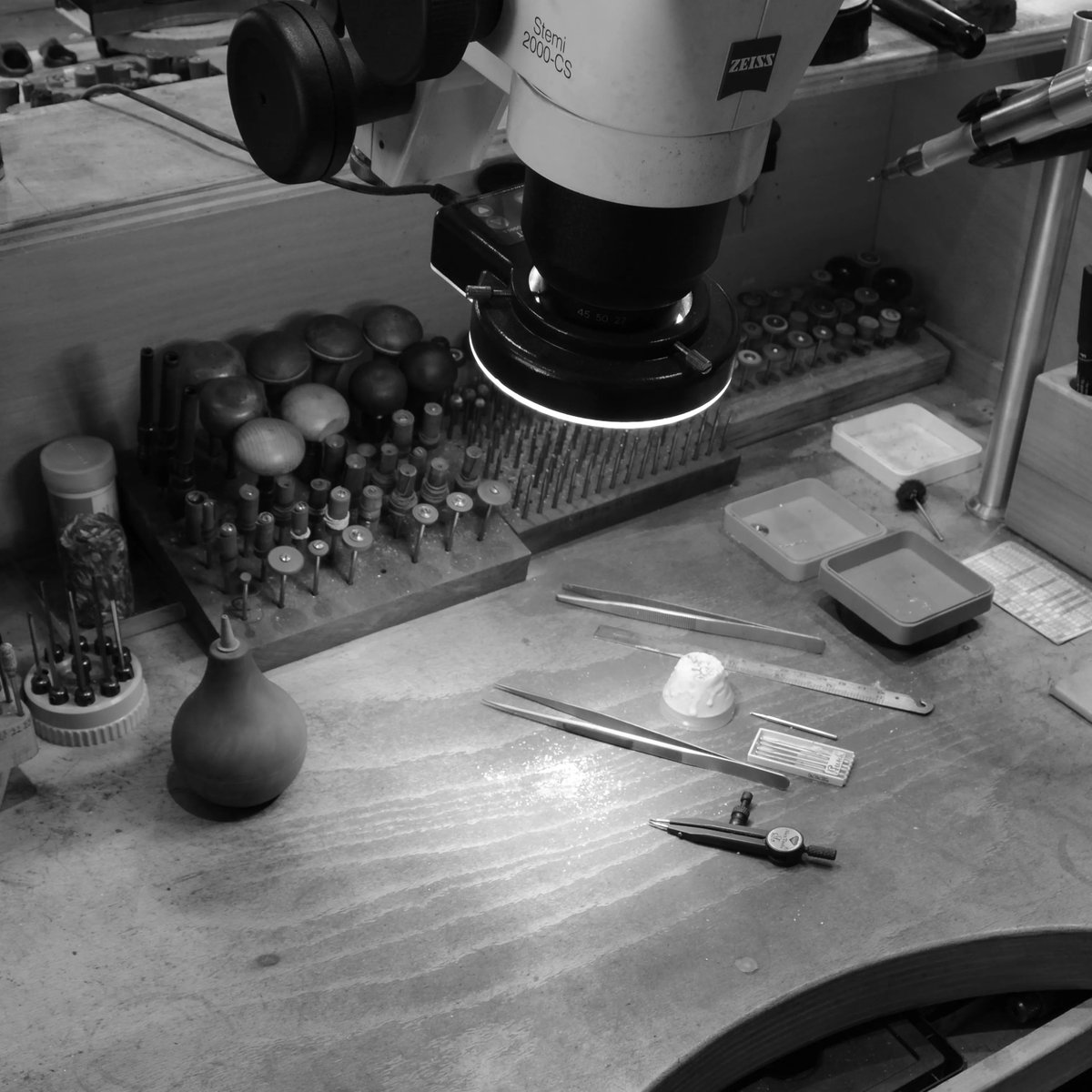 McCaulJewellery's tweet photo. Our stone-setting bench looking 👌💎
Make an appointment to drop in to our Dublin and London ateliers to see where each piece in our collection is designed, made and set - link in the bio.
#diamondsetting #micropave #gemstones #craftsmanship #goldsmithing #jewelleryatelier https://t.co/lHggYjEzhb